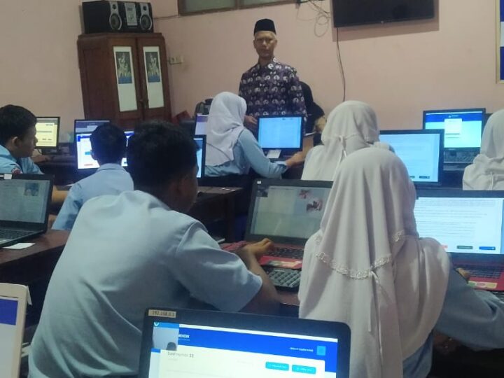 Siswa Kelas VIII MTs. Nurul Islam Kota Kediri Ikuti ANBK dengan Semangat